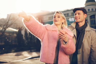 Çekici kız ilginç bir şey sokakta erkek arkadaşı için gösterilen