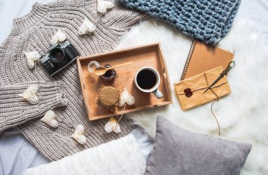 Üstten görünüm bir fincan lezzetli sıvı ve pot içinde tepsi ballı. Kamera ve zarf topografyanın yakın. Yemek kavramı