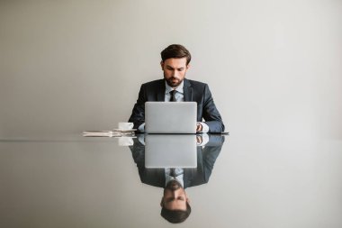 Konsantre adam ofisinde çalışıyor