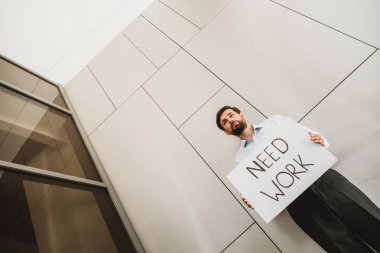 Adam yeni iş bulma hakkında endişeleniyor