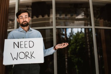 Hayal kırıklığına ofis çalışanı posteri ile iş arıyor