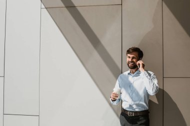 Neşeli icra molası sırasında telefonla konuşuyor