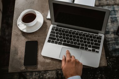 Adam ofiste modern teknolojileri kullanıyor