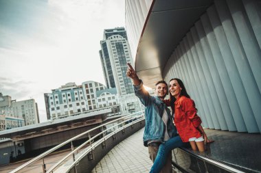 Neşeli adam memnun erkek açık söylüyor