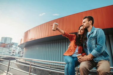 Mutlu kadın ile erkek tadımı sıvı açık