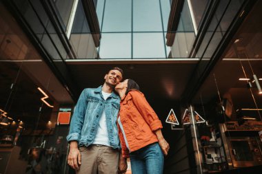 Neşeli Bayan memnun erkek için aşk ifade