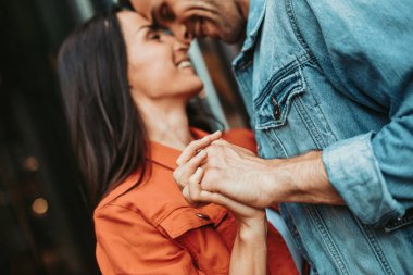 İyimser erkek holding kol gülümseyen kız