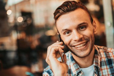 Cep telefonunuzda kapalı konuşan neşeli adam