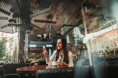 Neşeli Bayan cep telefonuna geri kalan döneminde söylüyorum