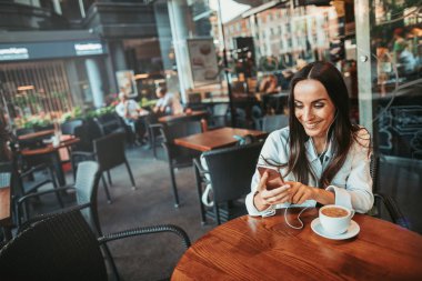 İyimser kadın dışında telefon iletisi gönderme