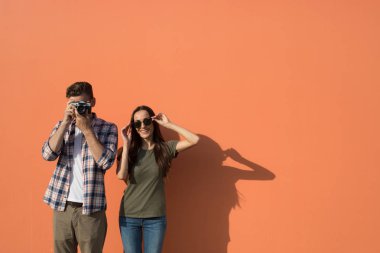 İyimser adam erkek bulma cihazı ile