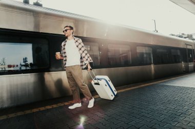 Mutlu erkek yolculuk öncesi platformda yürüyüş