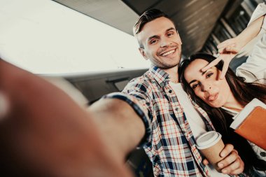 Mutlu bir adam ve gülümseyen kadın dışında fotoğraf yapıyor