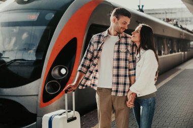 Memnun dişi ile açık konuşan memnun adam