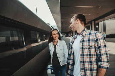 Mutlu kadın erkek dışarıda gülümseyen ile söylüyorum