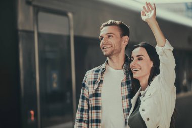 Memnun adam kucaklama mutlu güzel Bayan dışında