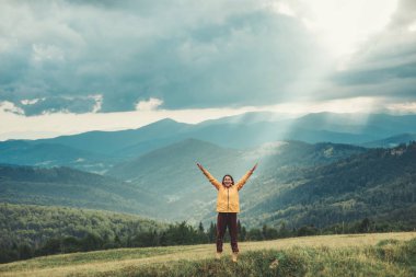 Panoramik güzel dağ Güneş yaktı
