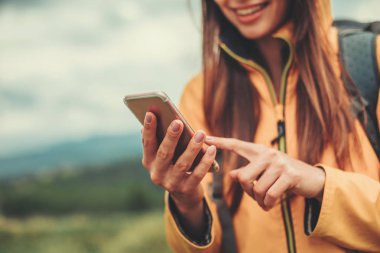 Neşeli bir kadının elinde bir akıllı telefon yakın çekim