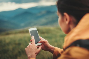 Güzel bir kadının elinde bir akıllı telefon yakın çekim