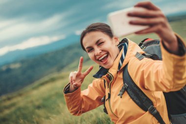 Selfies zevkle yapmak çok memnun genç kadın