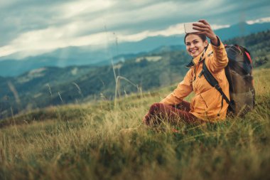 Selfies dağ tepeden yapma sevinçli güzel kadın