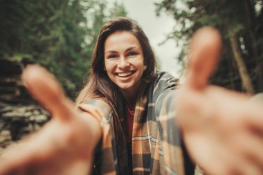 Çok memnun gülümseyen kadın selfies zevk açık havada ile yapma