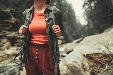 Sırt çantası takmış bir hoş rahat kadın yakın çekim