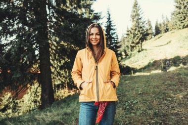 İğne yapraklı ağaç poz güzel neşeli kız