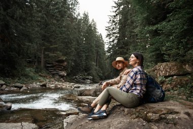 Rüya gibi kadın içinde nehrin yanında erkek arkadaşımla rahatlarken gülümseyen