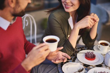 Öğle yemeği zevk ve açık kafede sohbet güzel genç çift