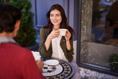 Toplantı açık kafe arkadaşıyla zevk çekici genç hanım