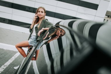 Giden kız akıllı otomobil yakınındaki iletişim