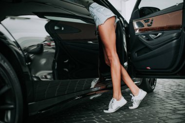 Modern araba açık yakınındaki kadın ayakta