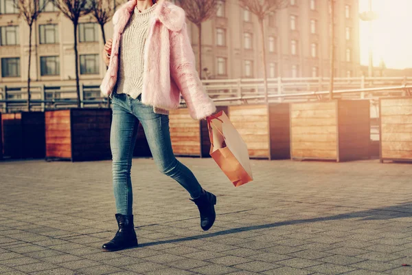 Стильная девушка, идущая по бульвару после покупок — стоковое фото