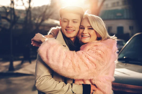 Hermosa pareja feliz abrazándose en la calle soleada — Foto de Stock