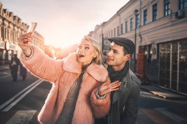 Elegante jovem casal fazendo selfie na rua — Fotografia de Stock