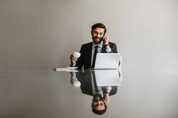 Örömteli ember beszélget, telefont, irodában — Stock Fotó