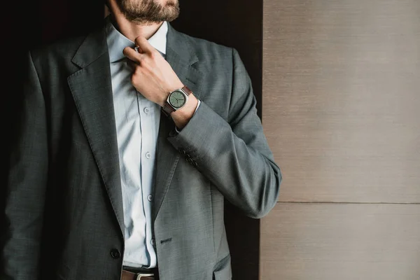 Elegante hombre de negocios está abotonando su camisa — Foto de Stock