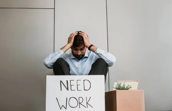 El hombre desesperado carece de trabajo nuevo al aire libre — Foto de Stock