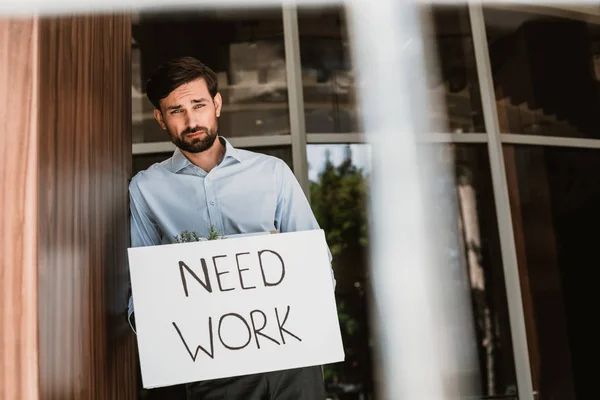 Ideges ember keres munkát, bejárat közelében — Stock Fotó