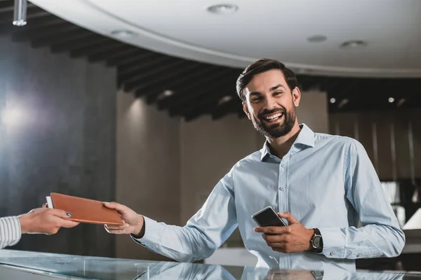 Glad man hänsyn tagen från receptionist — Stockfoto