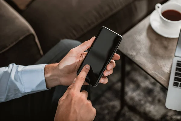 Man is exploiting smartphone in the office — Stock Photo, Image