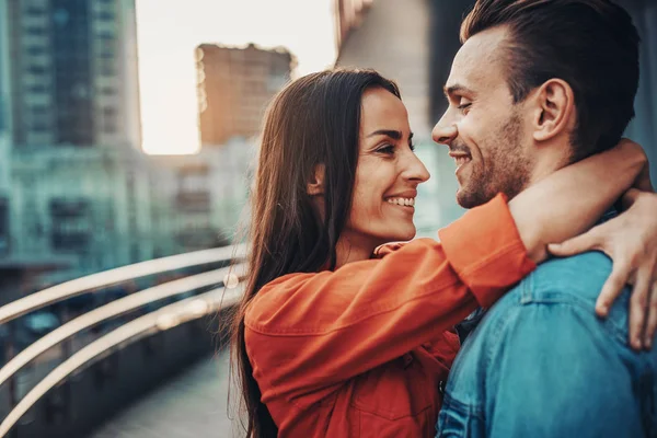 Positive Frau umarmt fröhlichen Mann in der Freizeit — Stockfoto