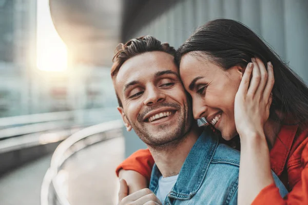 Lächelnde Frau spricht mit fröhlichem Mann draußen — Stockfoto