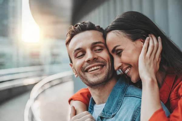 Femme souriante parlant avec un homme heureux à l'extérieur — Photo