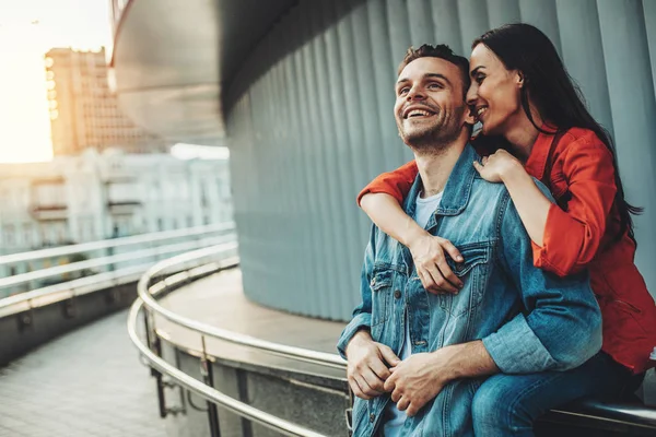 Donna felice che parla con felice maschio fuori — Foto Stock