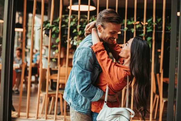 Optimistische Frau im Gespräch mit fröhlichem Mann — Stockfoto