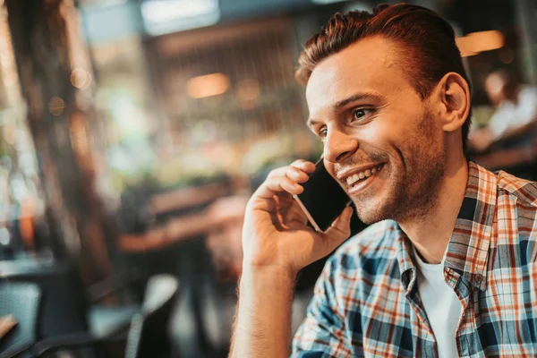 Heureux mâle parlant au téléphone pendant le repos — Photo