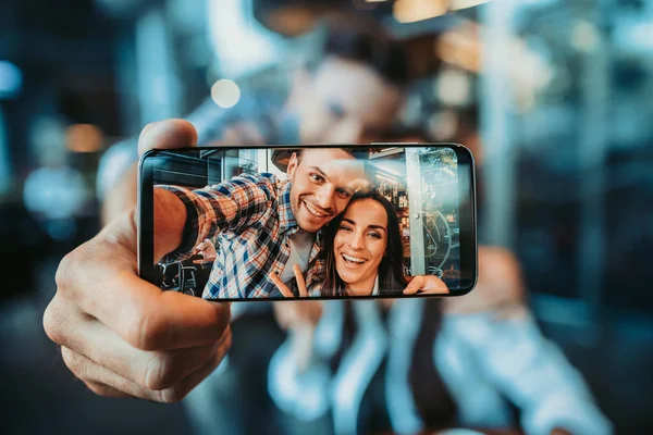 Lycklig kvinna och glad hane tar selfie — Stockfoto