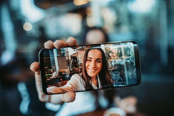 Optimistiska lady gör foto på telefonen — Stockfoto